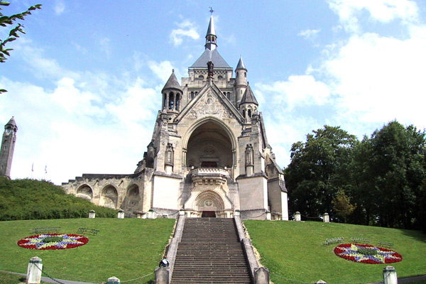 Chapelle de Dormans, son escalier et ses massifs fleuris