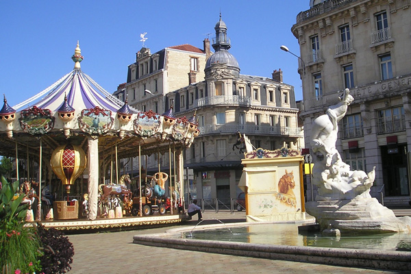 Place de la Ville de Troyes, avec une fontaine et un manège